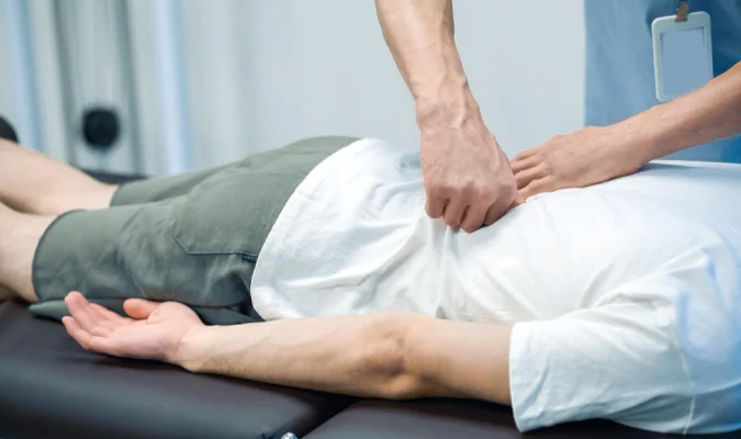 Cómo los Ajustes Quiroprácticos Ayudan con el Dolor de Latigazo y Espalda